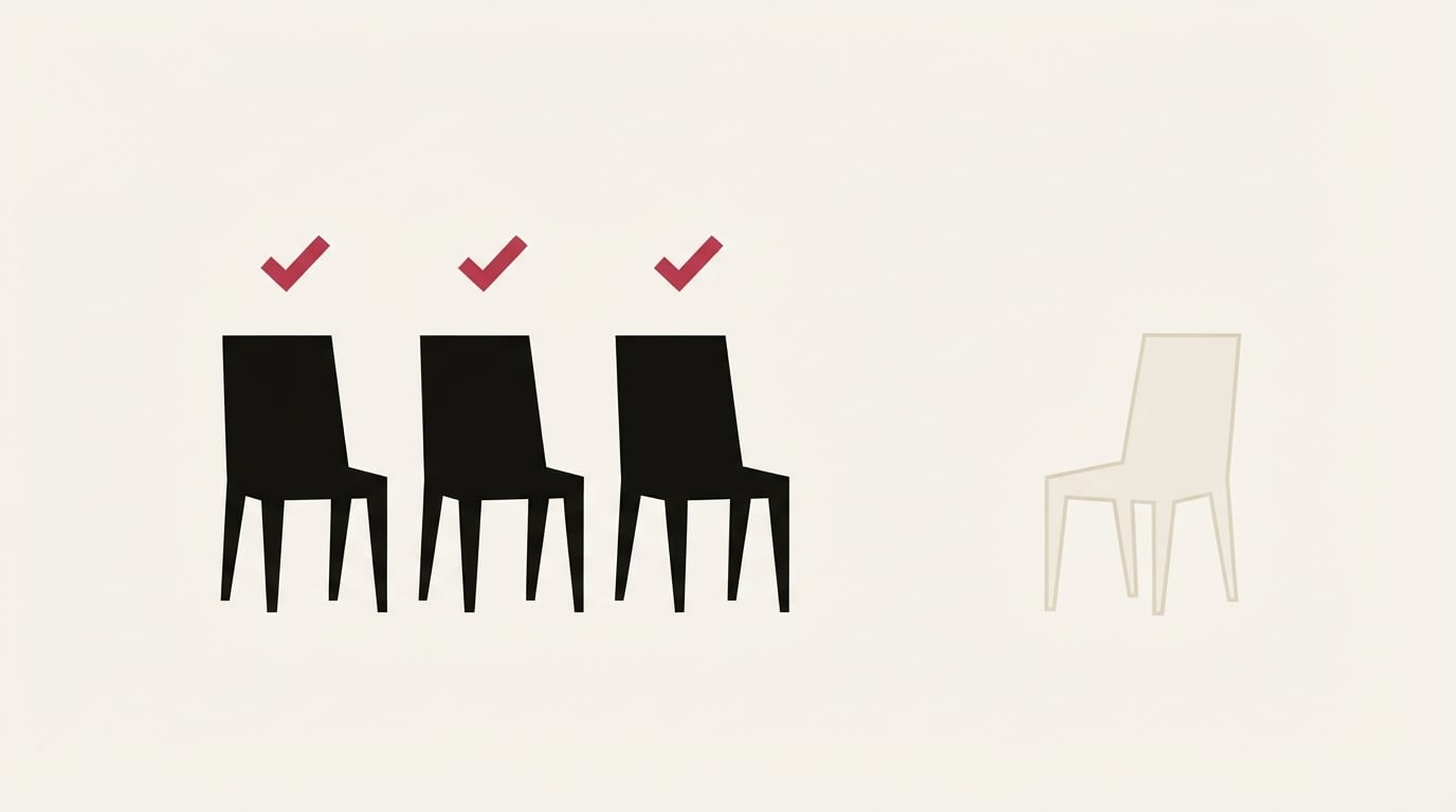Trois chaises noires marquées chacune d'une coche rouge, et une quatrième chaise vide, pâle, à l'écart : trois personnes ont dit oui, personne n'avait été désigné pour décider.